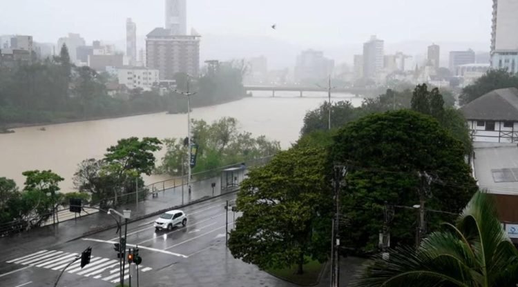 Blumenau está em alerta por conta das chuvas dos últimos dias. A cidade vive uma enchente desde sábado (7), quando o Rio Itajaí-Açu passou da marca dos 8 metros, mas foi na madrugada deste domingo (8) que o nível das águas atingiu o pico, até começar a baixar novamente.
