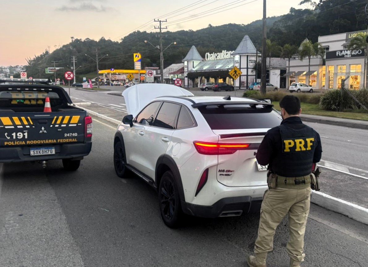 SUV de luxo roubado no Rio é recuperado na BR-101 em Itapema