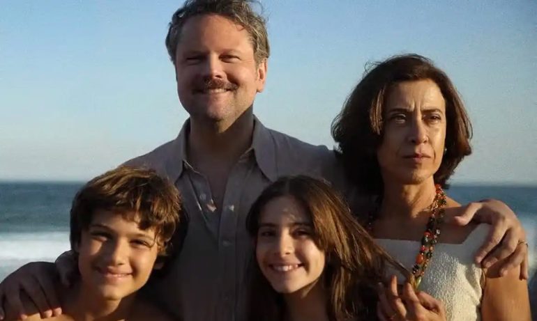 Sessão especial para famílias com bebês exibe "Ainda Estou Aqui" no Villa Romana Shopping