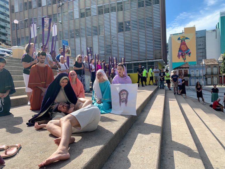 Sexta-feira Santa começa com rituais que retratam a morte de Cristo; veja programação