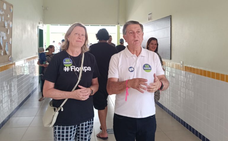 Topázio Neto, candidato à reeleição, é o primeiro a votar em Florianópolis