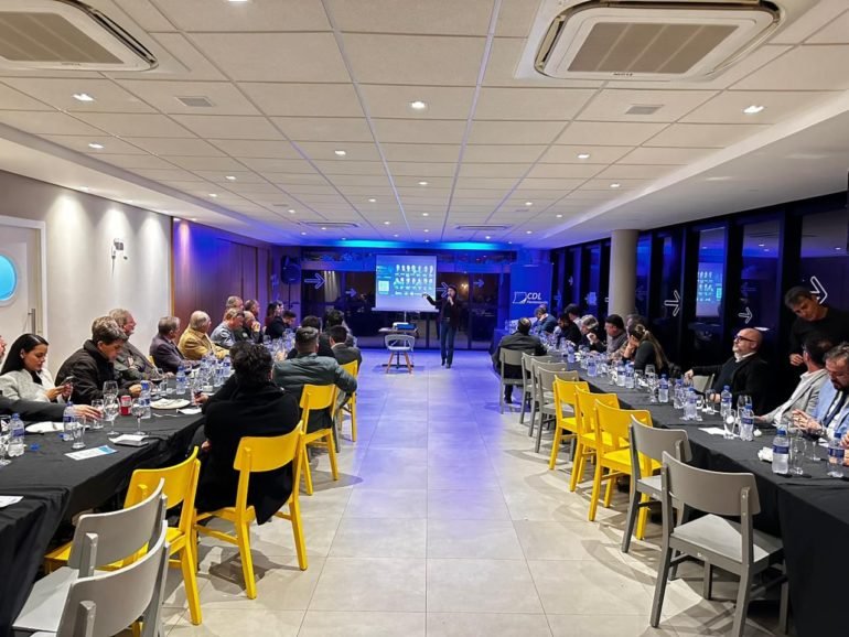 Topázio Neto confirma início de estudos para construção de uma avenida beira-mar nos Ingleses