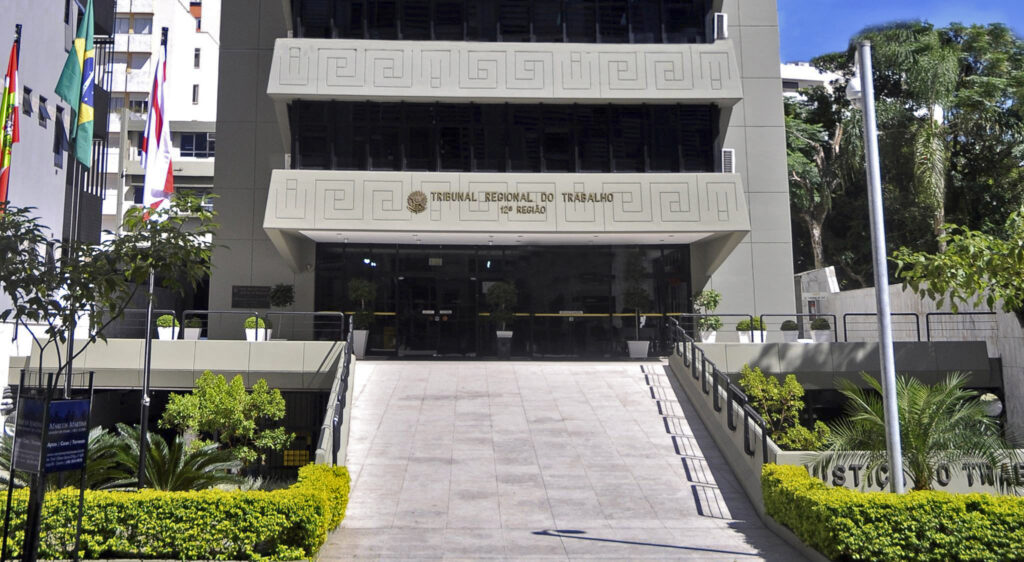 Trabalhadora terceirizada será indenizada por demissão discriminatória ligada a disputa política em São José