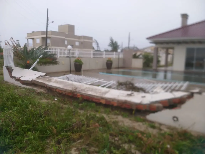 Fenômeno raro: tsunami meteorológico atinge Litoral Sul de Santa Catarina e causa destruição