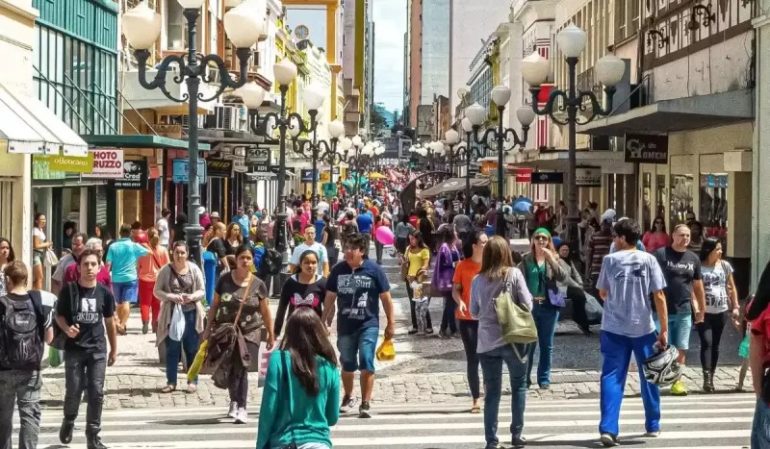 Vendas no comércio catarinense crescem 7,2% em um ano, aponta pesquisa