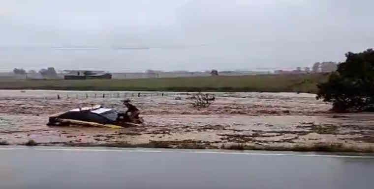 Uma viatura da Polícia Rodoviária Federal foi arrastada pela força das águas do Arroio Velhaco, na BR-116, em Camaquã, na região Sul do Rio Grande do Sul.