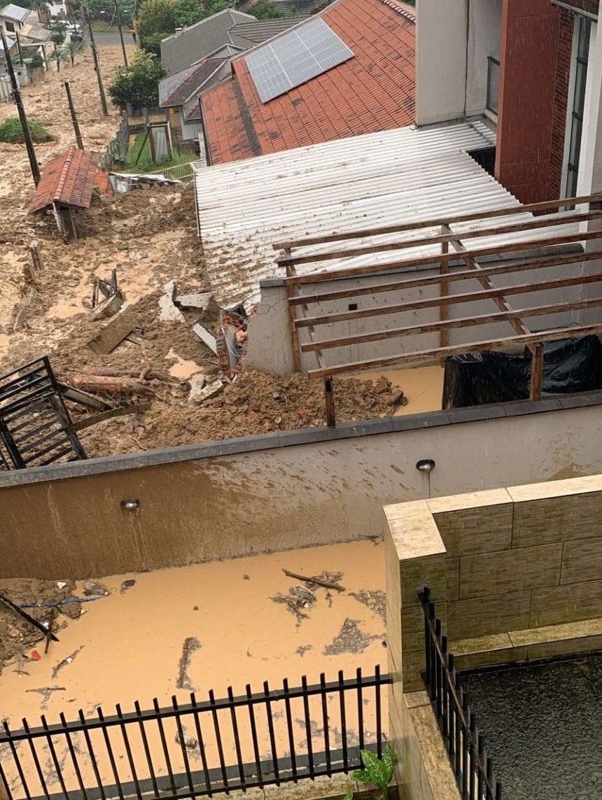 Vídeo: avalanche de terra assusta moradores de bairro de Blumenau