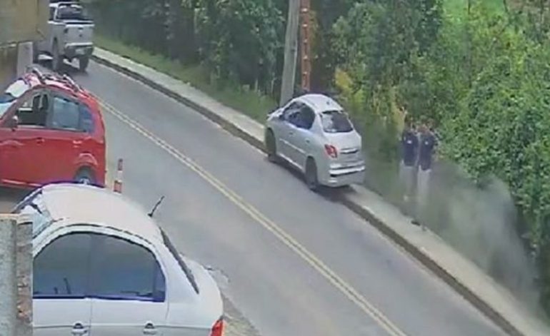 Vídeo flagra momento em que dois homens escapam de atropelamento em Blumenau