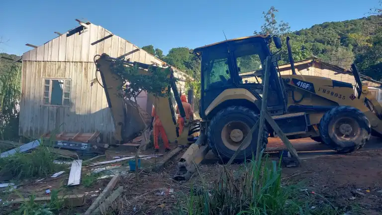 Seis construções irregulares são demolidas na Vila Formosa e no Morro da Caetana, em São José