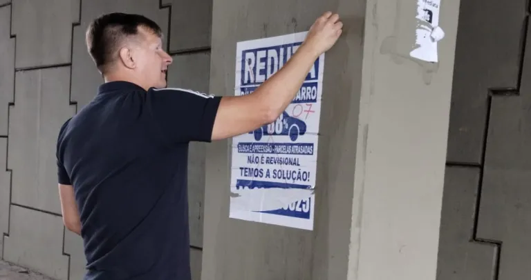 Municípios multam empresa e exigem retirada de cartazes irregulares
