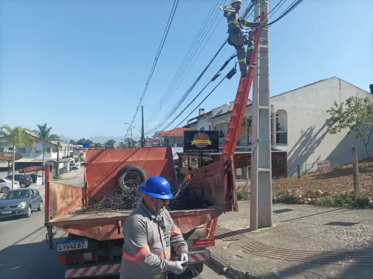Uma tonelada de fios irregulares é retirada de postes em São José