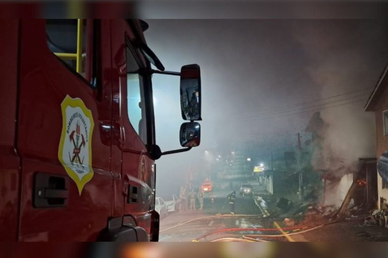 Tragédia em Caçador: corpo é encontrado carbonizado em casa destruída por incêndio