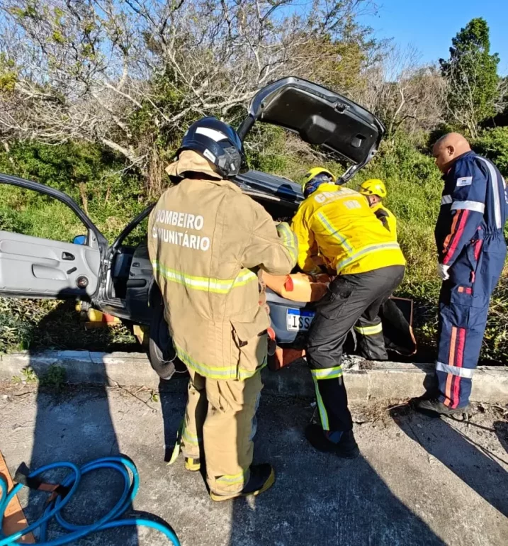 acidente-com-dois-carros-e-moto-deixa-vitima-presa-as-ferragens-no-sul-da-ilha
