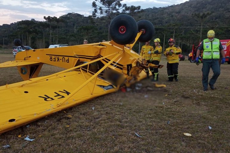 aeronave-de-pequeno-porte-cai-em-bom-retiro-piloto-nao-resiste-e-passageira-sofre-ferimentos-graves