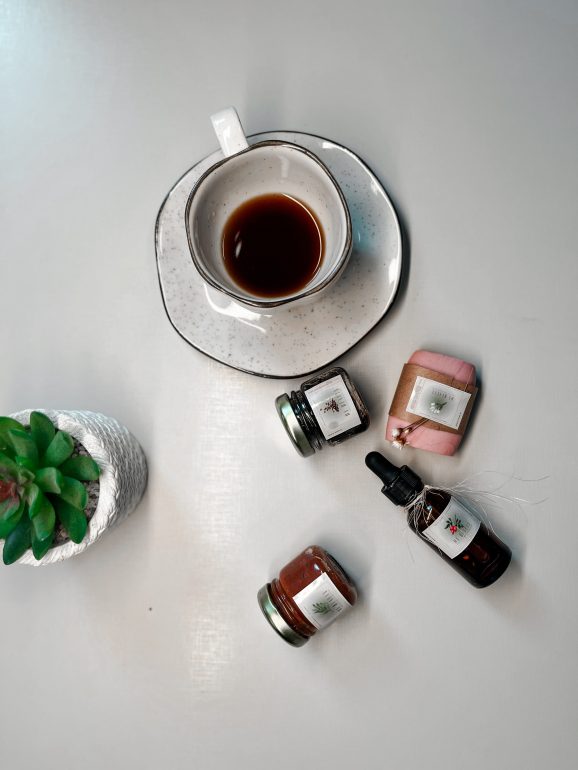 aos-25-anos-jovem-catarinense-desenvolve-linha-de-cosmeticos-para-cuidar-da-pele-negra-com-ciencia-e-afeto