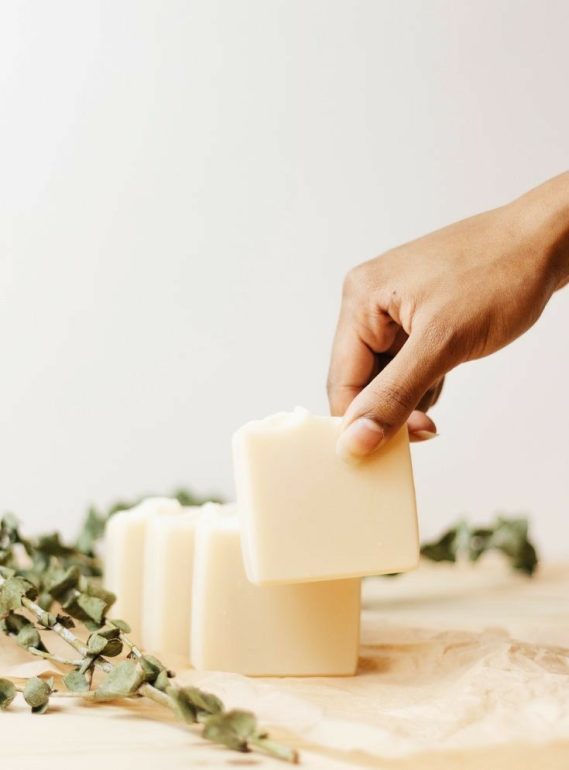 aos-25-anos-jovem-catarinense-desenvolve-linha-de-cosmeticos-para-cuidar-da-pele-negra-com-ciencia-e-afeto