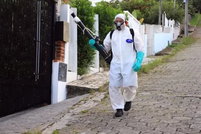 PMF aplica inseticida contra Aedes Aegypti no bairro da Lagoa da Conceição nesta quinta-feira