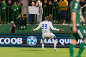 Cléber marca e Avaí reage com a vitória de 1 x 0 sobre a Chapecoense na Arena Condá