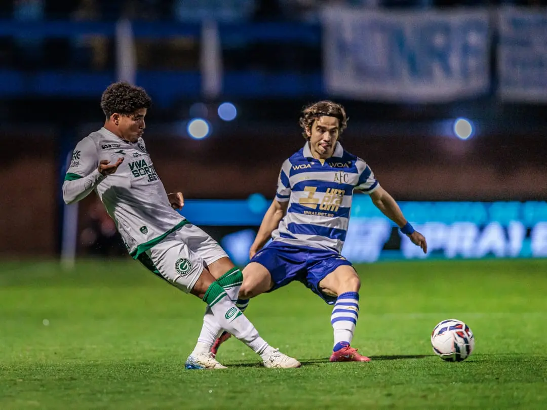 Avaí supera dificuldades extra campo e conquista reabilitação diante do Goiás