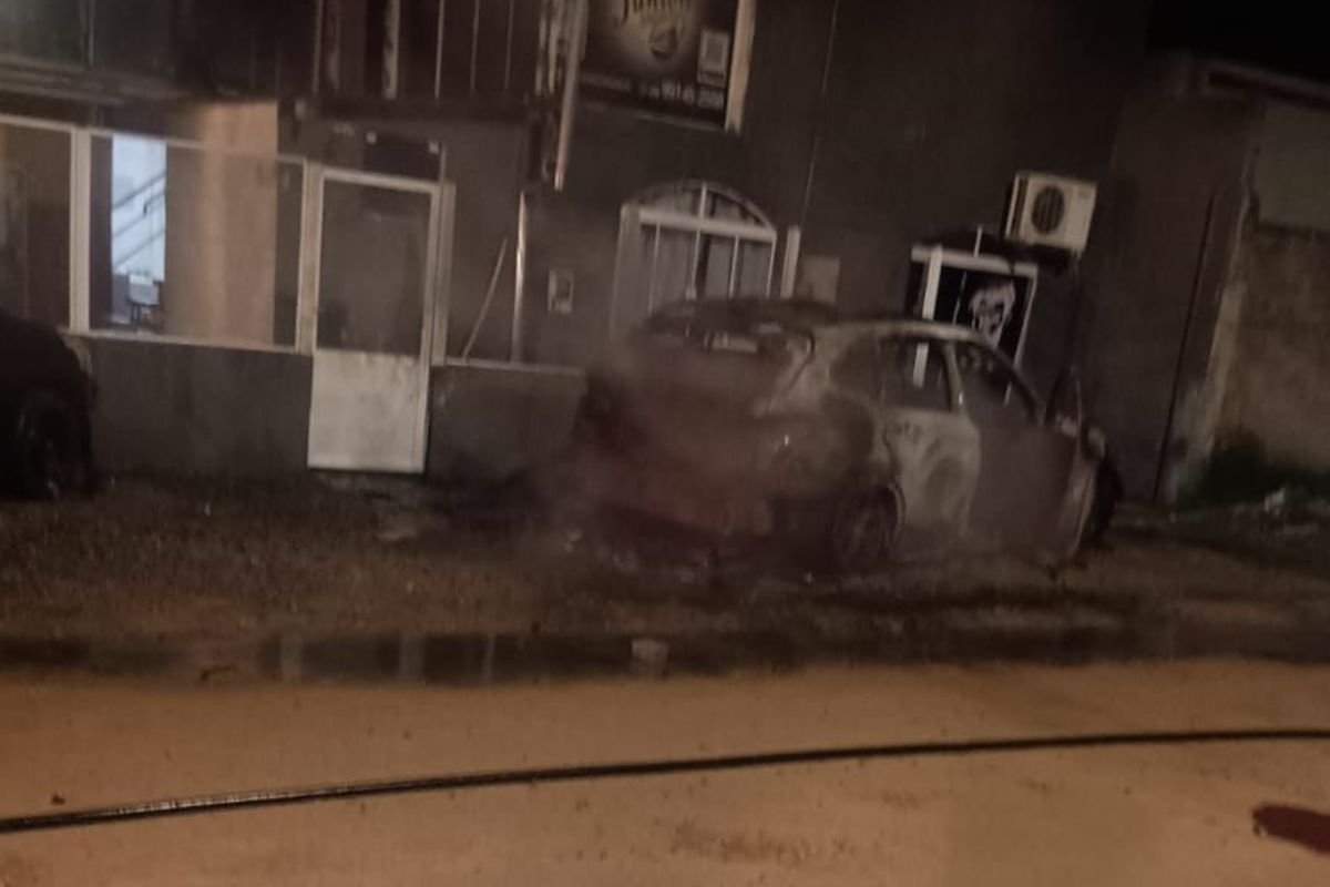 casa-e-alvo-de-criminosos-em-palhoca-incendio-destroi-bmw-e-atinge-fachada-do-imovel