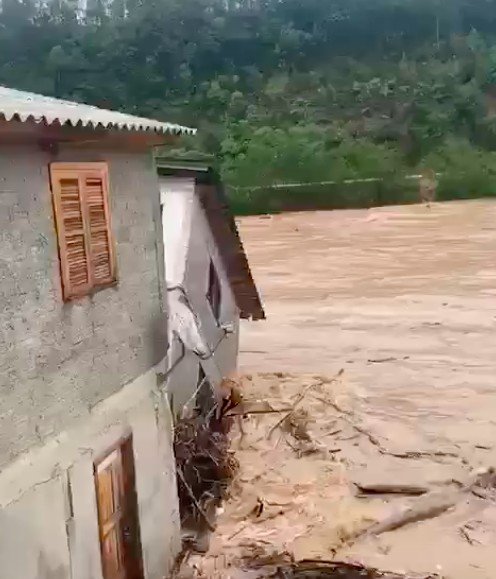 VÍDEO: casa é arrastada pela água após nível de rio aumentar em Orleans
