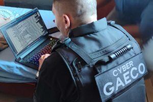 CyberGAECO prende suspeito reincidente por armazenar material de abuso infantil em Florianópolis