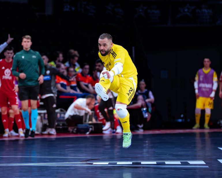 de-joinville-para-o-mundo-dennis-cavalcanti-brilha-no-futsal-europeu-e-coleciona-titulos