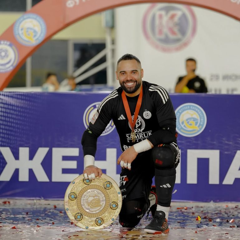 de-joinville-para-o-mundo-dennis-cavalcanti-brilha-no-futsal-europeu-e-coleciona-titulos