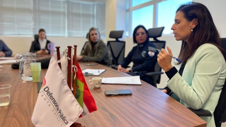 defensoria-e-prefeitura-de-florianopolis-discutem-denuncias-sobre-abordagem-a-pessoas-em-situacao-de-rua1