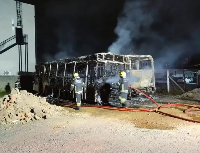 Tentativa de furto acaba com dois ônibus incendiados em Palhoça