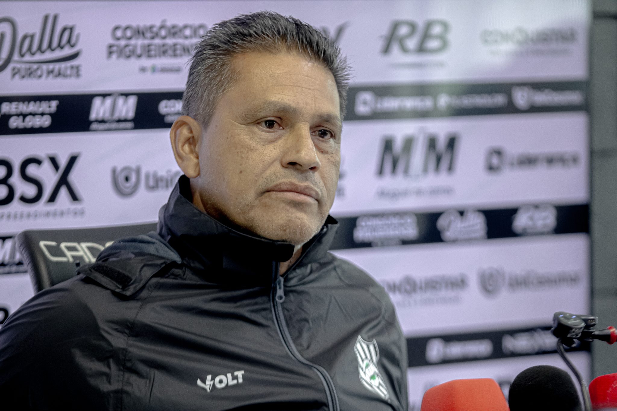 Elio Sizenando não é mais treinador do Figueirense