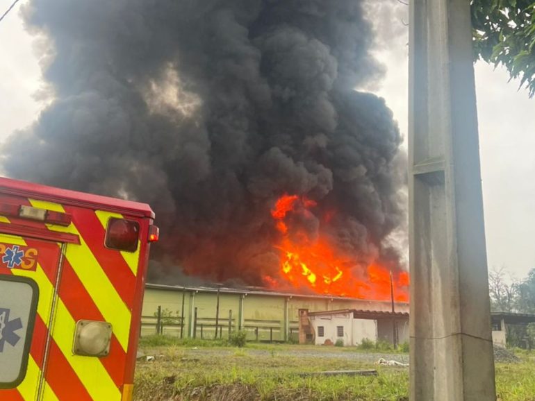 fogo-consome-centro-de-distribuicao-do-atacado-ponto-certo-na-br-470-e-o-segundo-incendio-em-dois-anos