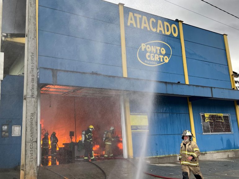 fogo-consome-centro-de-distribuicao-do-atacado-ponto-certo-na-br-470-e-o-segundo-incendio-em-dois-anos2