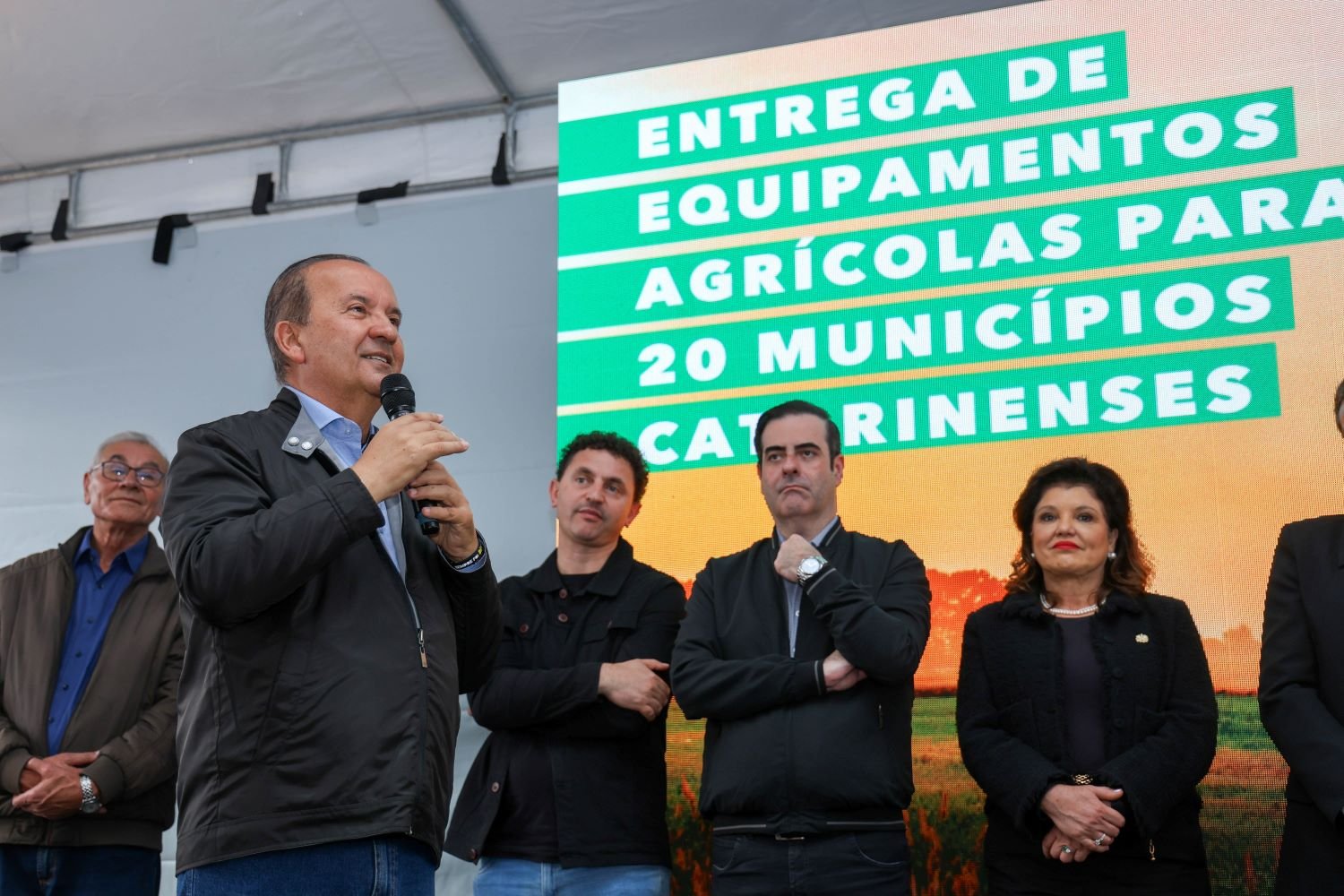 governo-de-sc-entrega-maquinario-agricola-e-lanca-normativa-inedita-de-biosseguridade-para-suinocultura
