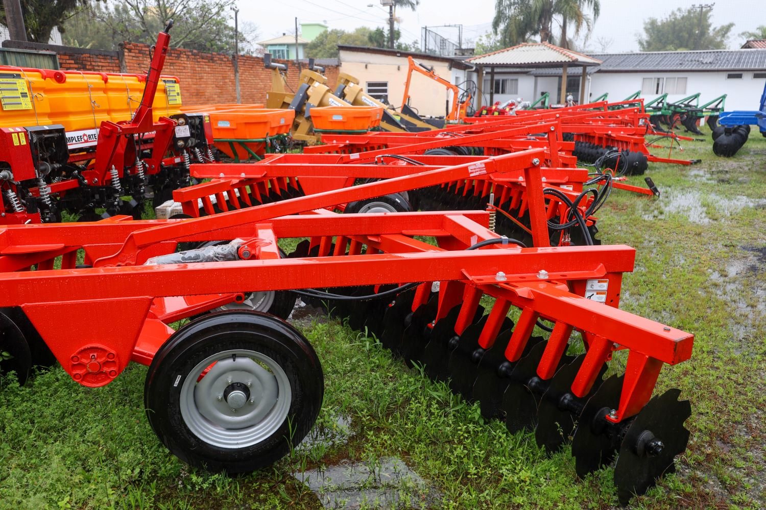 governo-de-sc-entrega-maquinario-agricola-e-lanca-normativa-inedita-de-biosseguridade-para-suinocultura1