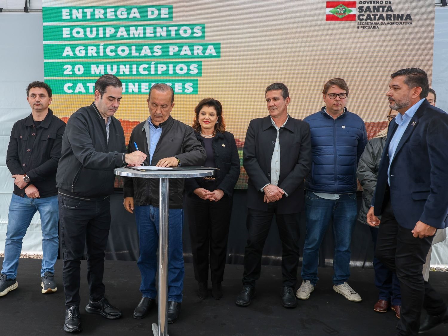 governo-de-sc-entrega-maquinario-agricola-e-lanca-normativa-inedita-de-biosseguridade-para-suinocultura2