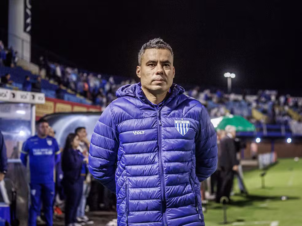 Jair Ventura deixa o comando do Avaí