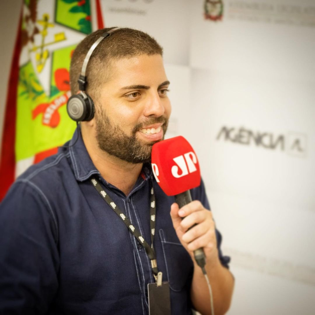 A Rádio Jovem Pan News 103,3 FM está completando dois anos nesta quinta-feira (7), data que marca o início da primeira rádio de notícias em Florianópolis, Capital Catarinense.