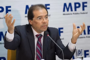Irmão do ministro Flávio Dino, Nicolao Dino, é alvo de convocação na CPMI do INSS após acordo sobre fraudes bilionárias