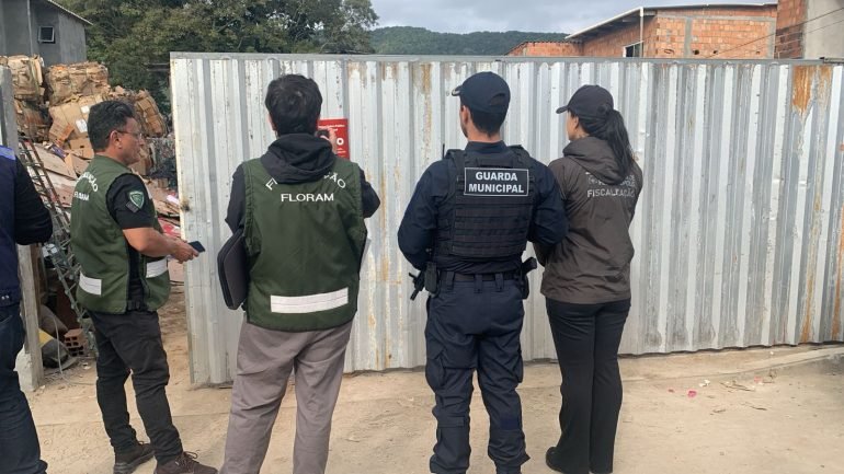 operacao-fio-desencapado-prende-duas-pessoas-e-interdita-comercios-em-florianopolis1