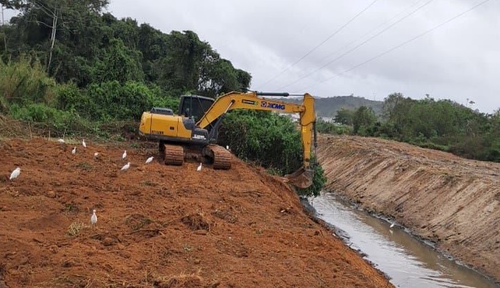prefeitura-de-palhoca-intensifica-limpeza-no-rio-aririu-para-reduzir-risco-de-enchentes