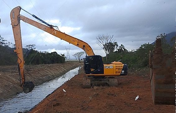 prefeitura-de-palhoca-intensifica-limpeza-no-rio-aririu-para-reduzir-risco-de-enchentes1