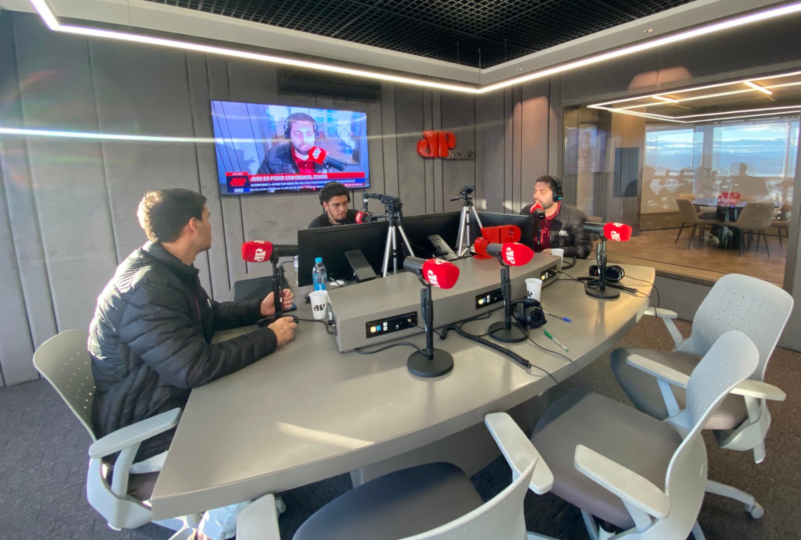 A Rádio Jovem Pan News 103,3 FM está completando dois anos nesta quinta-feira (7), data que marca o início da primeira rádio de notícias em Florianópolis, Capital Catarinense.
