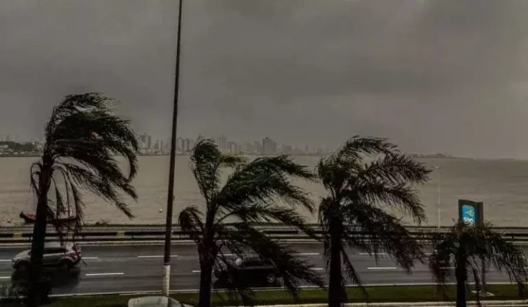 santa-catarina-e-rs-sob-alerta-ciclone-traz-tempestades-ondas-gigantes-e-risco-de-geada.