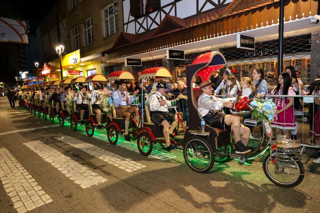 Blumenau dá início à 40ª Oktoberfest com expectativa de meio milhão de visitantes