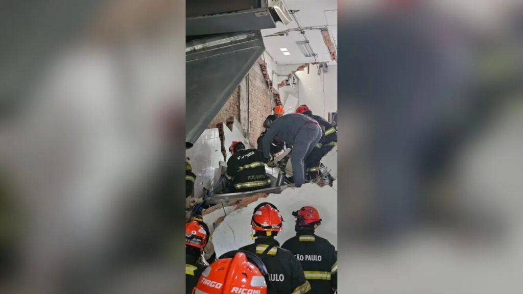 Bombeiros confirmam uma morte em desabamento de teto de restaurante em SP