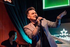 Cadu Duarte leva MPB e pop internacional ao Negroni Bar Floripa nesta quinta-feira