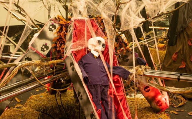 Milk Jurerê anuncia edição imersiva de Halloween com temática de cemitério e atmosfera sombria