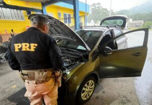 Carro clonado é flagrado na BR-101 e motorista acaba preso em Itapema