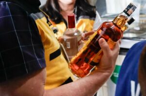 Casos de intoxicação por metanol preocupam autoridades em SP; saiba como se proteger